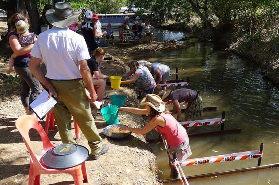Los gehts!!! Jeder bekommt einen Eimer voll Sand in dem 5 winzige Goldnuggets sind. Wer die als erster herausgewaschen hat, ist Sieger