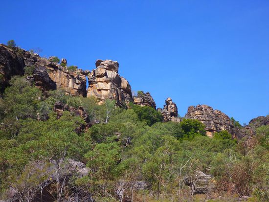 Ein Blick nach oben lohnt sich auch immer wieder, diese Felsen gegen den blauen Himmel, ein unvergleichlicher Anblick
