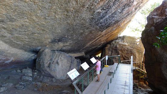 Auf Tafeln sind die Bedeutungen und dazugehörigen Geschichten der Felsenbilder zu lesen