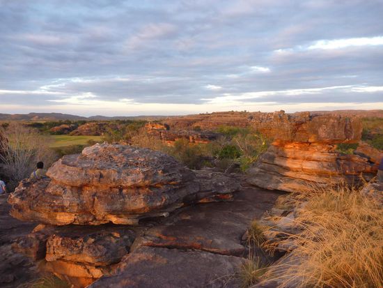 Ubirr Hill, die untergehende Sonne taucht alles in leuchtendes orange