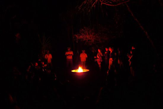 Abends am Camp Feuer mit den Aborigine Rangern, die Fragen der interessierten Besucher beantworteten