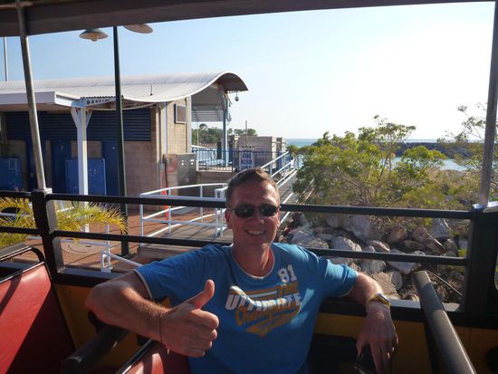 Eine Stadtrundfahrt im Hop-on-hop-off- Bus. Die Karten (gelten 24 Std.) haben wir von einem Ehepaar geschenkt bekommen,  die ihre Fahrt schon beendet hatten. Sehr nett!