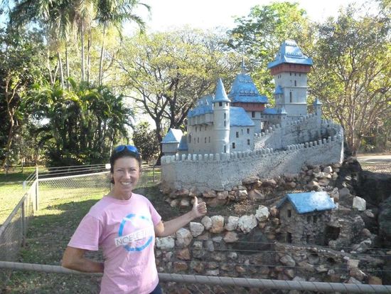 Wieder in Batchelor. Eine der Sehenswürdigkeiten hier : das Modell einer tschechischen Burg, das ein heimwehkranker Pionier gebaut hat.
