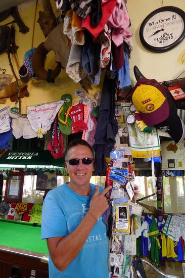 Im Pub von Daly Waters hängen nun auch unsere Fotos!