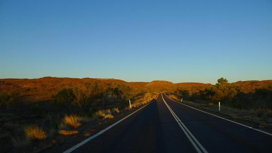 Die untergehende Sonne im Rücken fahren wir Richtung Queensland