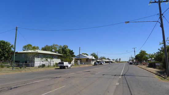 ....eine Hauptstrasse,  sehr nett das Ganze.