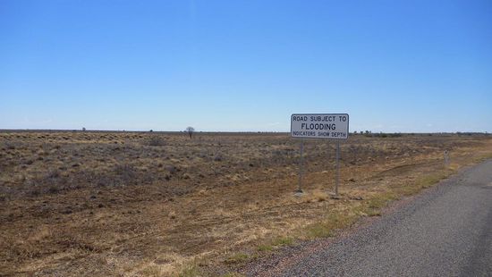 Da kann man gar  nicht glauben, das die Warnschilder vor Überschwemmungen hier an der richtigen Adresse gelandet sind.