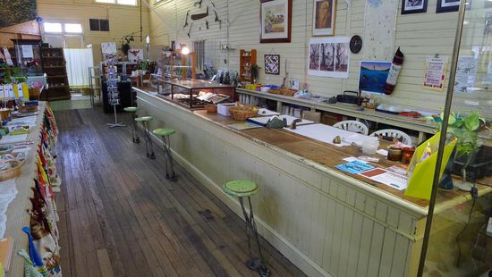 ....auch innen noch die Original Einrichtung. Jetzt  ein Souvenir-Laden