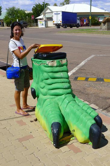 Nein hier hat kein Dino einen Schuh vergessen! Passend zur Dino-Gegend sind in Winton die Mülltonnen gestaltet