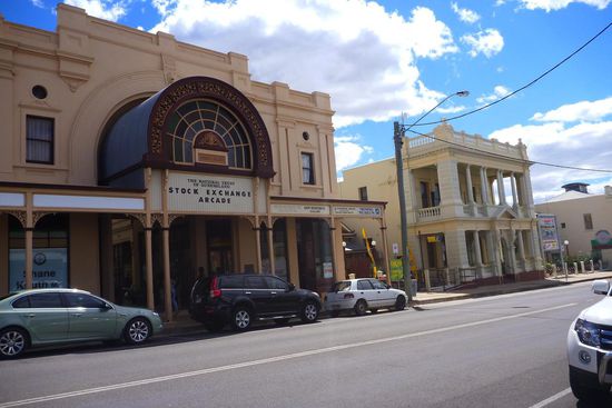 Schöne recht grosse Stadt Charters Towers.