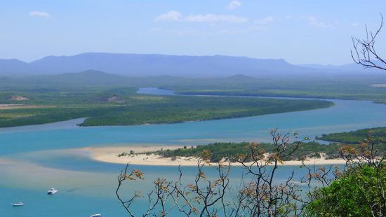 ....hat man einen unglaublichen Blick auf den Endevour River und seiner Mündung ins Meer