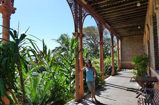 Mitten im Grünen, auf der Veranda des Captain Cook Museums