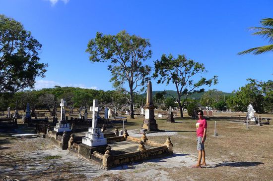 Zurück in die Vergangenheit führen die spannenden Lebensgeschichten auf den Grabsteinen des alten Pionierfriedhofes