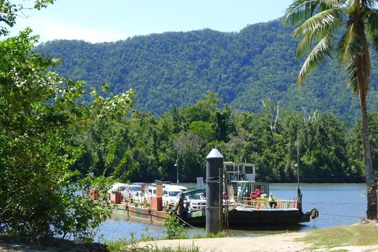 Mit der kleinen Autofähre setzt man in den Nationalpark über