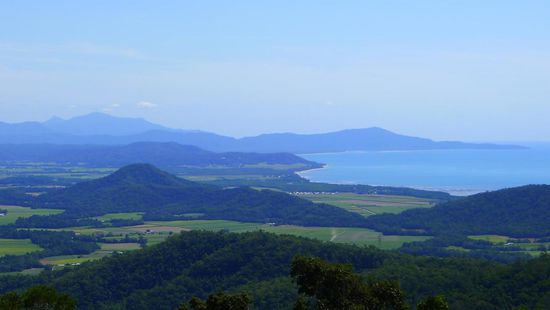 Von einem Aussichtspunkt kann man schon im Vorfeld einen verführerischen Blick auf Cape Tribulation werfen