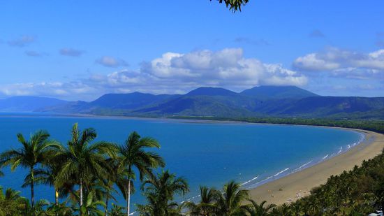 Vom Aussichtshügel hat man einen super Blick auf den 4 Miles Beach