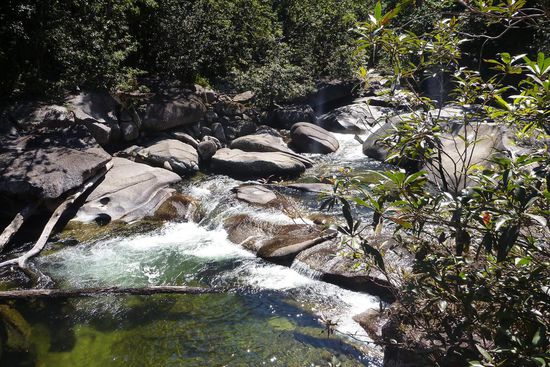 Am Babinda Creek, ein reissendes Gewässer über grosse Felsen. In einigen der Pools darf man baden......