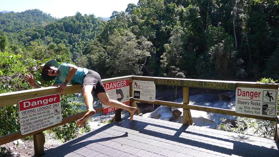 .....aber ansonsten "Alarmstufe rot"! Der Weg und die Aussichtsplattformen sind mit Warnschildern gepflastert