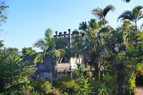 Verwunschene Gebäuderuinen im Paronella Park