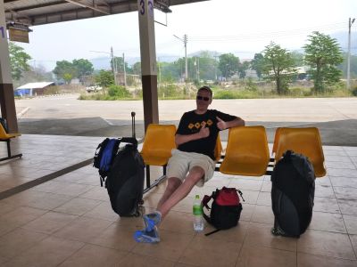 Busbahnhof Mae Hong Son, langes Warten auf den Bus gehört manchmal dazu