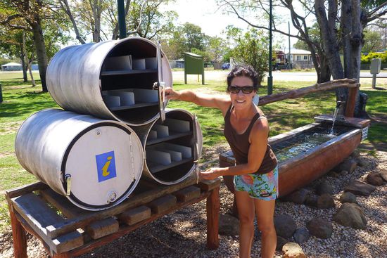 Eine der vielen hübschen kleinen Städte auf unserem Weg: Nebo. Hier fanden wir eine interessante Touristeninformation vor. Grosse Tonnen, leider ohne Infomaterial. Eine originelle Idee!