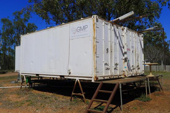 Am BP Roadhouse, unserem Übernachtungsplatz, erregten diese Kühlcontainer unsere Aufmerksamkeit. Zwischen4-5 Uhr morgens kommen "Jäger" und lagern dort ihre während der Nacht erlegten Känguruhs ein ! Ja, irgendwo muss das so gelobte Fleisch ja seinen Weg in den Supermarkt beginnen. Öfter mal was Neues.