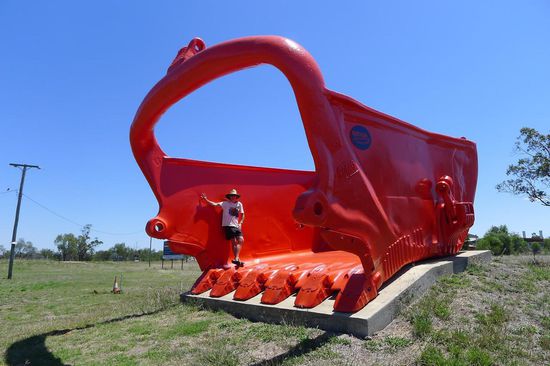 Wahrzeichen für die Minen-Industrie: eine riesige Schaufel der Bagger die in den Minen benutzt werden. Da kann man glatt drin wohnen