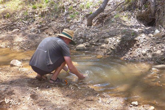 Oliver ging professionell mit einem selbstgebastelten Sieb an die Arbeit. Er war damit leider auch nicht erfolgreicher