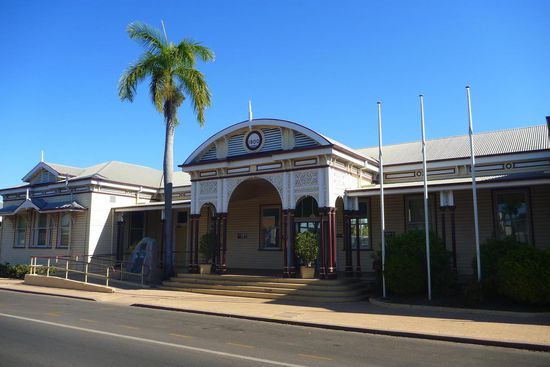 Der historische Bahnhof von Emerald, eine grössere Stadt in "Edelstein-Country"