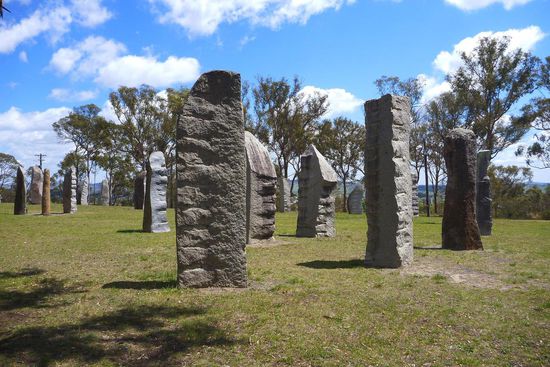 Tribut an die ersten keltischen Siedler: die Standing Stones in Glen Innes, ein Steinkreis der an Stonehenge erinnert
