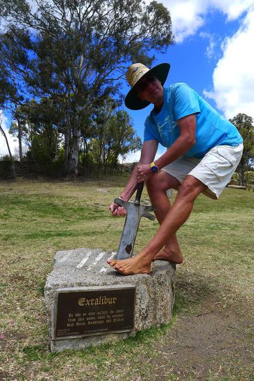 Wie es sich gehört, steht dort Excalibur in einem Stein. Da kann Oliver nicht vorbeigehen, er konnte es nicht aus dem Stein ziehen und wurde nicht König von Australien! Schade aber auch.