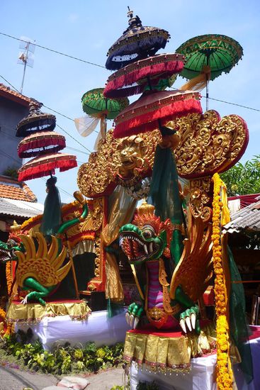 Aber auch das findet man in Kuta, ein für eine Hochzeit prachtvoll dekorierter Hauseingang