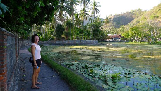 Der grosse Lotusteich in Candidasa, abends baden und schwimmen hier immer viele Einheimische