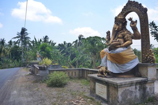Überall an den Strassen stehen Statuen der verschiedenen Gottheiten