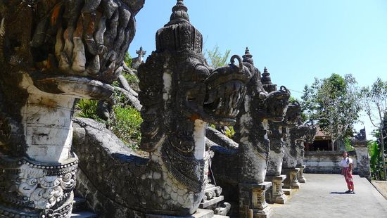 Riesige Steinskulpturen flankieren die Treppen