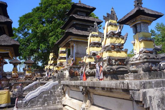 Und wieder geschmückte Schreine