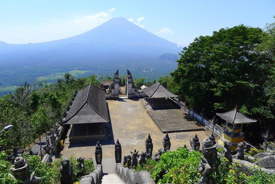 Von weiter oben bietet sich ein umfassender Blick auf den unteren Tempelbereich und auf den Gunung Agung