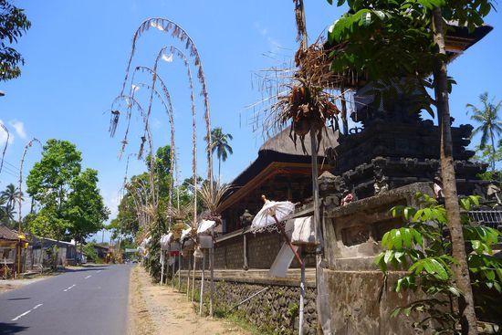 Auf unserer Fahrt kommen wir immer wieder durch Dörfer mit schön geschmückten Strassen die von gewesenen oder anstehenden Zeremonien zeugen