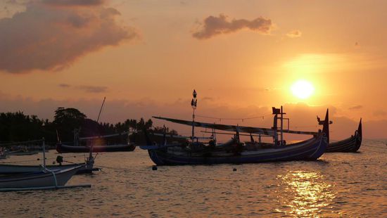 Abendstimmung am Strand von Lovina mit seinen traditionellen Fischerbooten