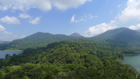 Von einem bestimmten Punkt hat man einen Blick auf den Lake Tamblingan und gleichzeitig auf den Lake Buyan. Für die ganze Pracht reicht leider die Leistung unserer Kameras nicht aus.