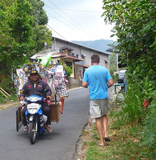 Für uns immer wieder bewundernswert die fahrbaren "Moped-Supermärkte"....