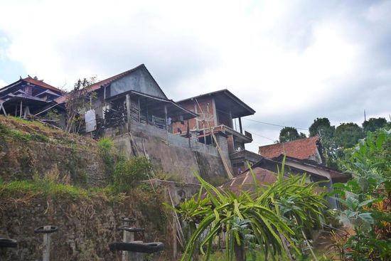 Das schöne Bergdorf Munduk, Häuser sind wie an die Berghänge geklebt