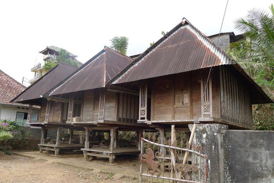 Man sieht noch viele Reishäuser, im klassischen Stil erbaute Stelzenhäuser in denen der geerntete Reis gelagert wird