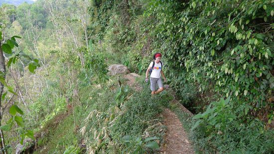......und an den Abhängen den Bewässerungsgräben folgen....