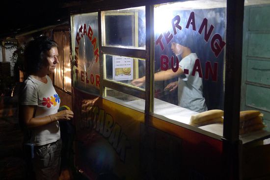 Abends gab es an unserem Lieblingsstrassenstand dann ein köstliches Martabak(eine mit einem Teig ummantelte Eierspeise mit verschiedenen Füllungen)