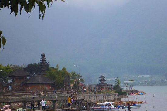 Blick auf den Pura Bratan aus der Ferne. Sicher einen Besuch wert, uns herrschte dort aber zuviel Trubel