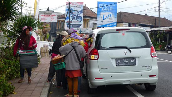 In der Nähe des Tempels gibt es Ampeln, bei Rot muss man dort anhalten...
Wie ein Fliegenschwarm stürzen sich sofort Händler auf das Auto, die Weiterfahrt scheint kaum noch möglich