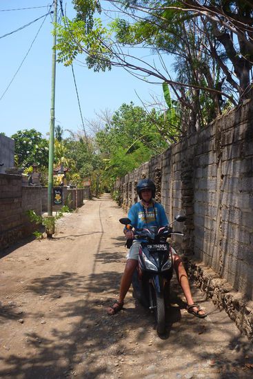 In Permuteran, auf der Suche nach einer Unterkunft. Die kleinen Seitenstrassen sind noch sehr ursprünglich und unerschlossen