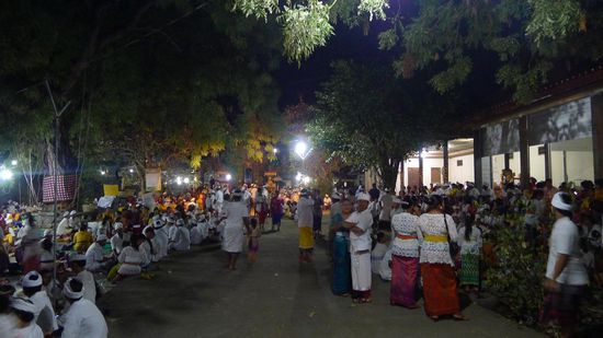 Toll, wir können das Vollmondfest (purnama) mitfeiern. Abends strömen die Menschen in den Tempel