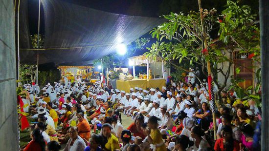 Im Tempel betet der Priester stundenlang Mantras, die Menge lauscht konzentriert